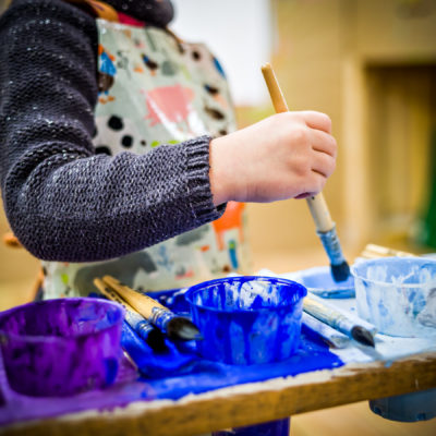 activités peinture pour enfants à l'Atelier du Sardier à Cunlhat en Auvergne