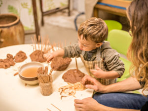 activité arts plastiques pour enfants à l'Atelier du Sardier à Cunlhat en Auvergne