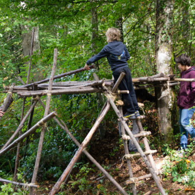 Séjour enfants contruction de cabanes avec Gaspard